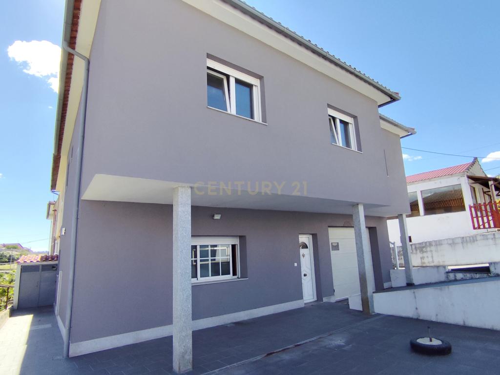 Moradia T4 numa Localização Privilegiada em Chaves - Image 26