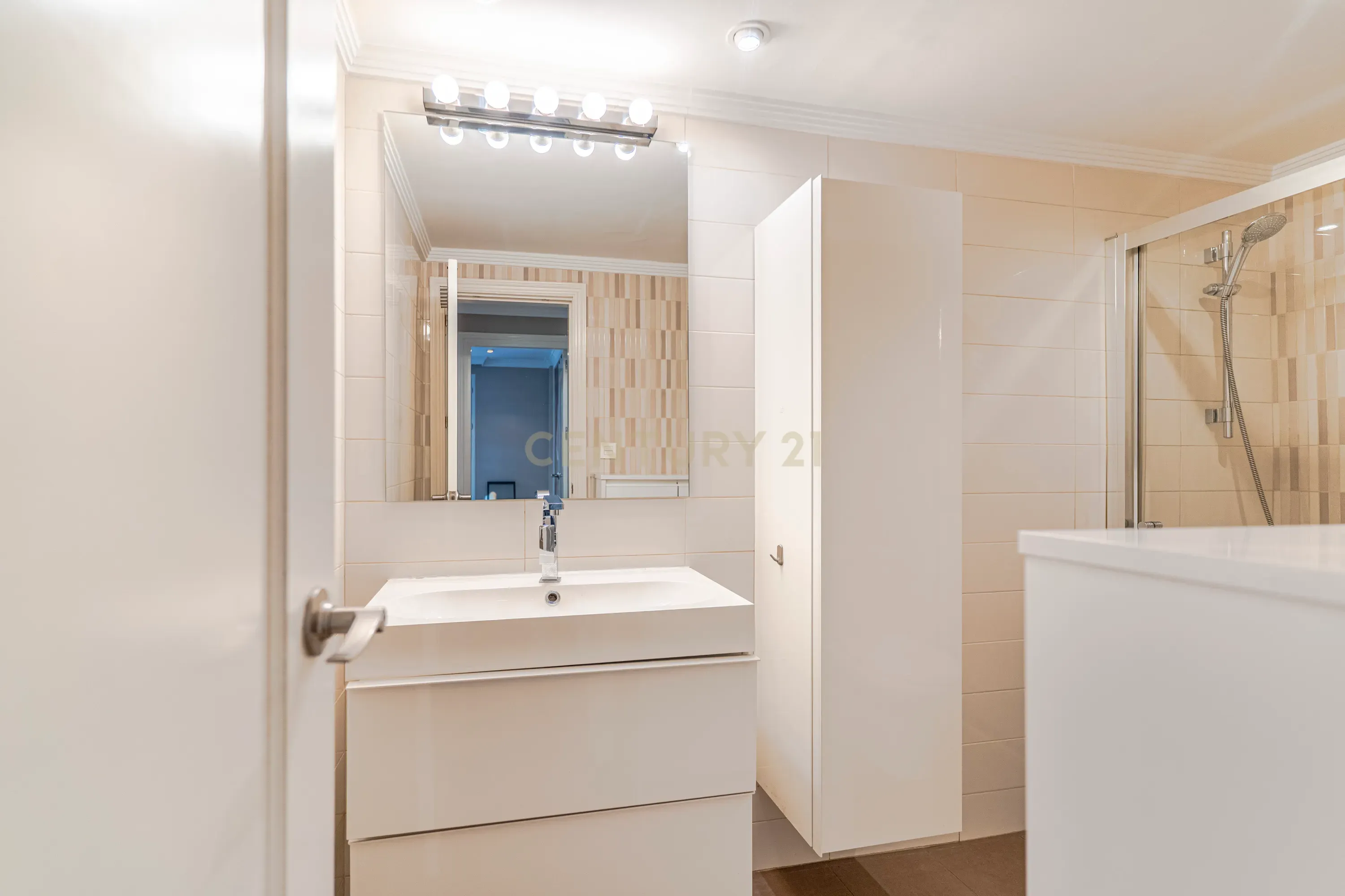 Apartamento Renovado em Granada com Garagem e Segurança - Image 16