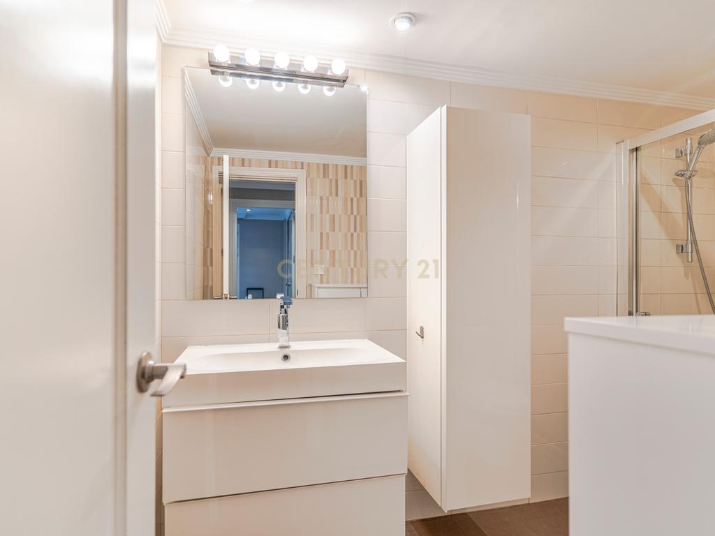 Apartamento Renovado em Granada com Garagem e Segurança - Image 16