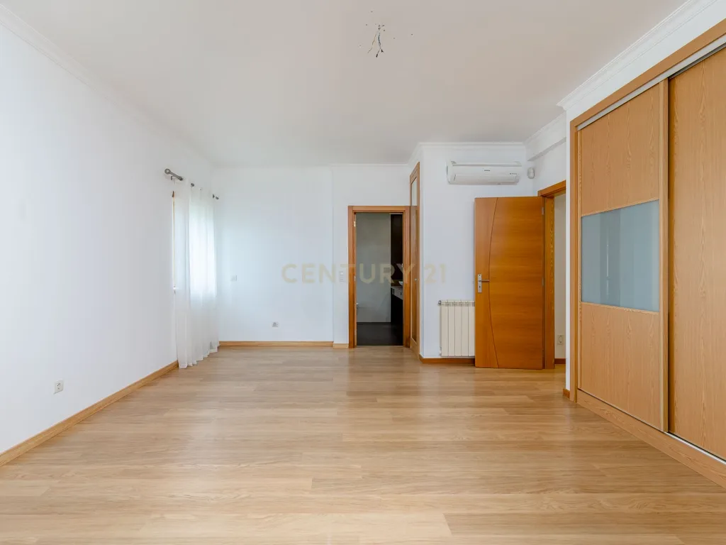 Moradia T4 com Piscina | 426 m² de Construção e Lote de 1.000 m² | Arruda dos Vinhos - Image 36