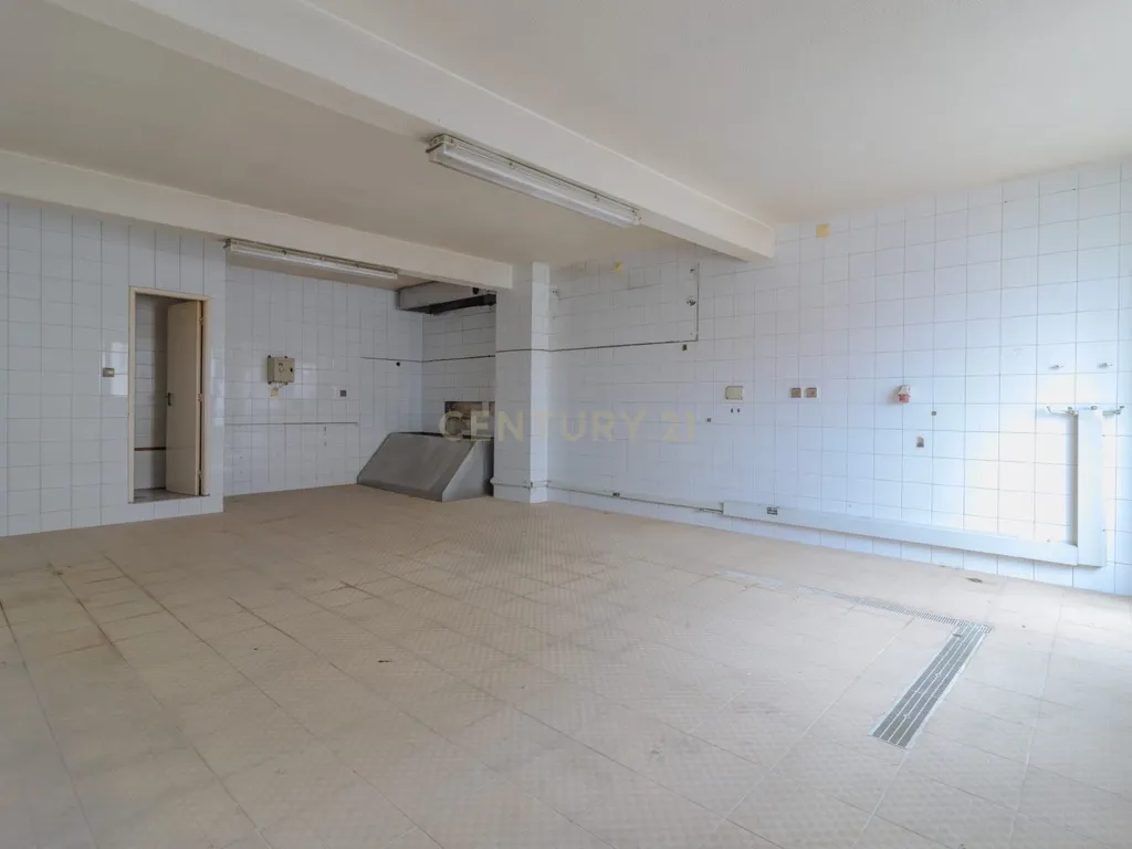 Moradia T3 + T1 + Espaço Comercial – Oportunidade Única no Centro da Vieira de Leiria - Image 13
