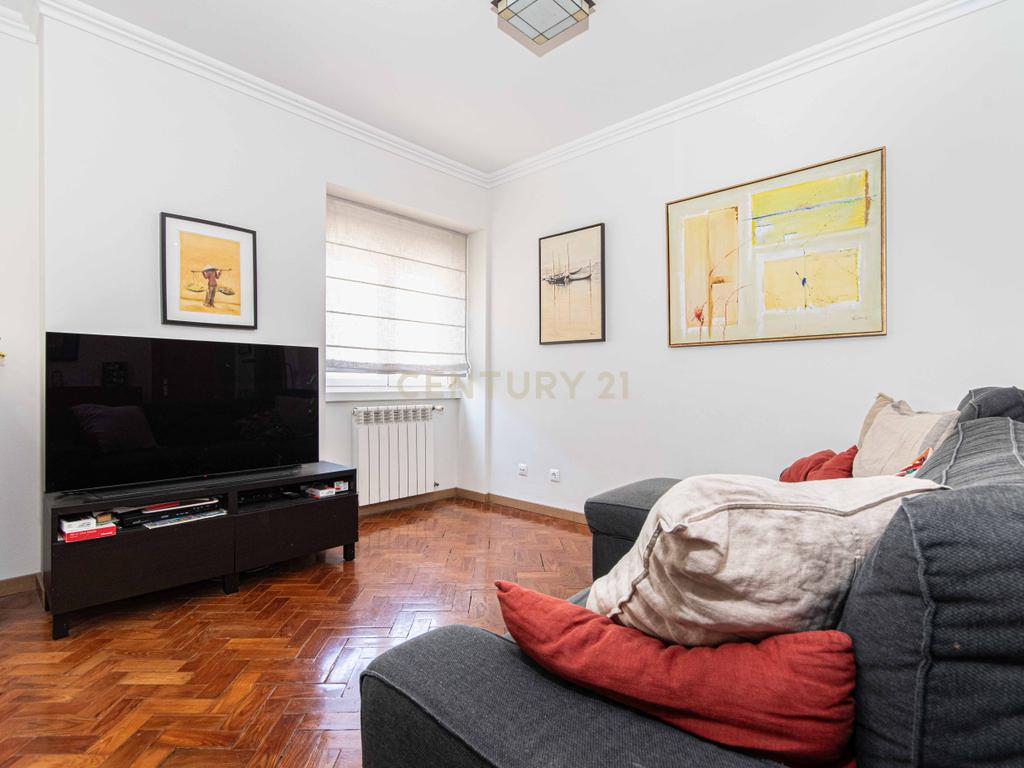 Apartamento T4 luminoso em Alvalade que combina estilo e localização premium - Image 16