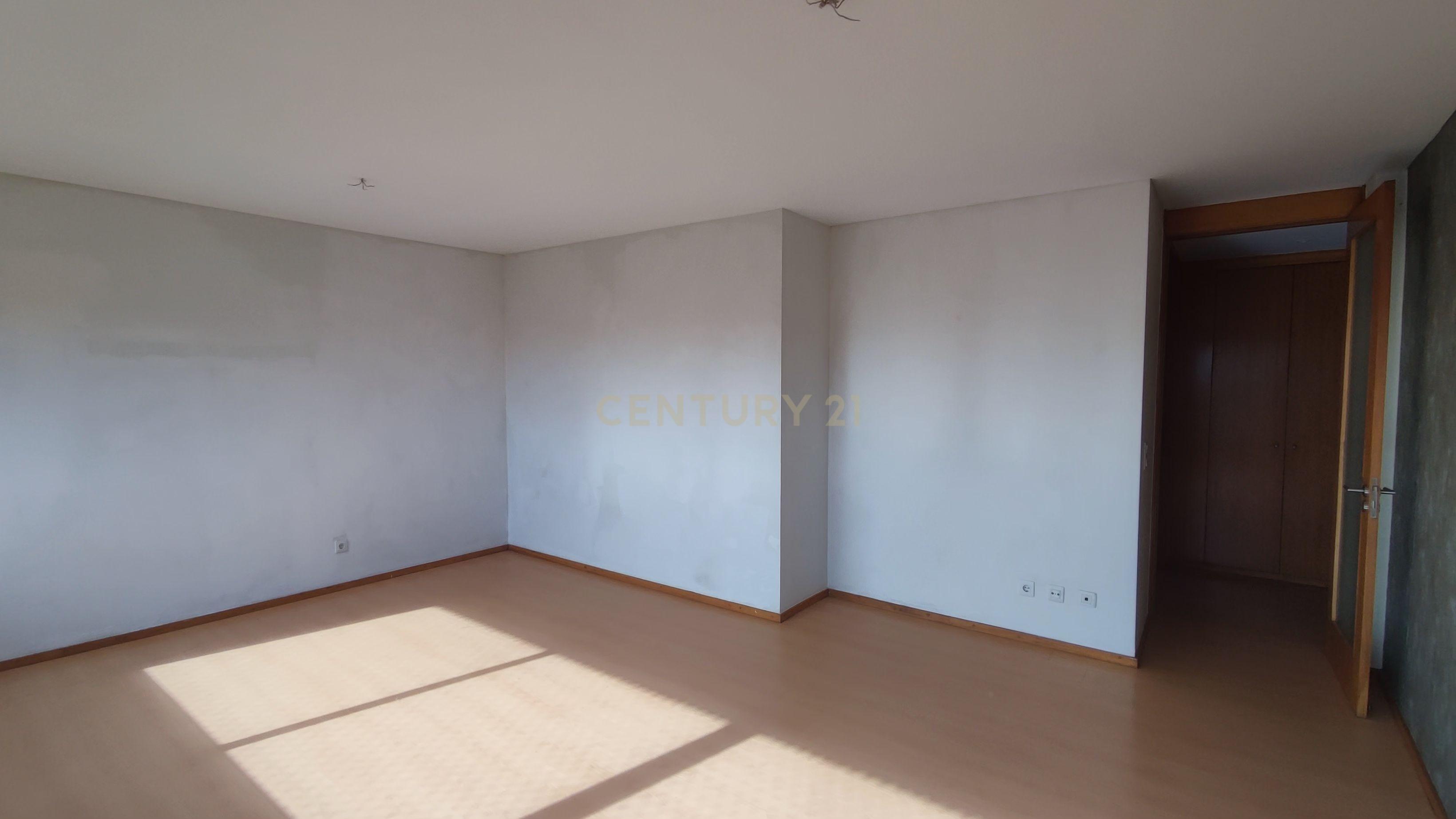Apartamento T3 no Último Piso com Garagem – Moreira da Maia, Porto - Image 5
