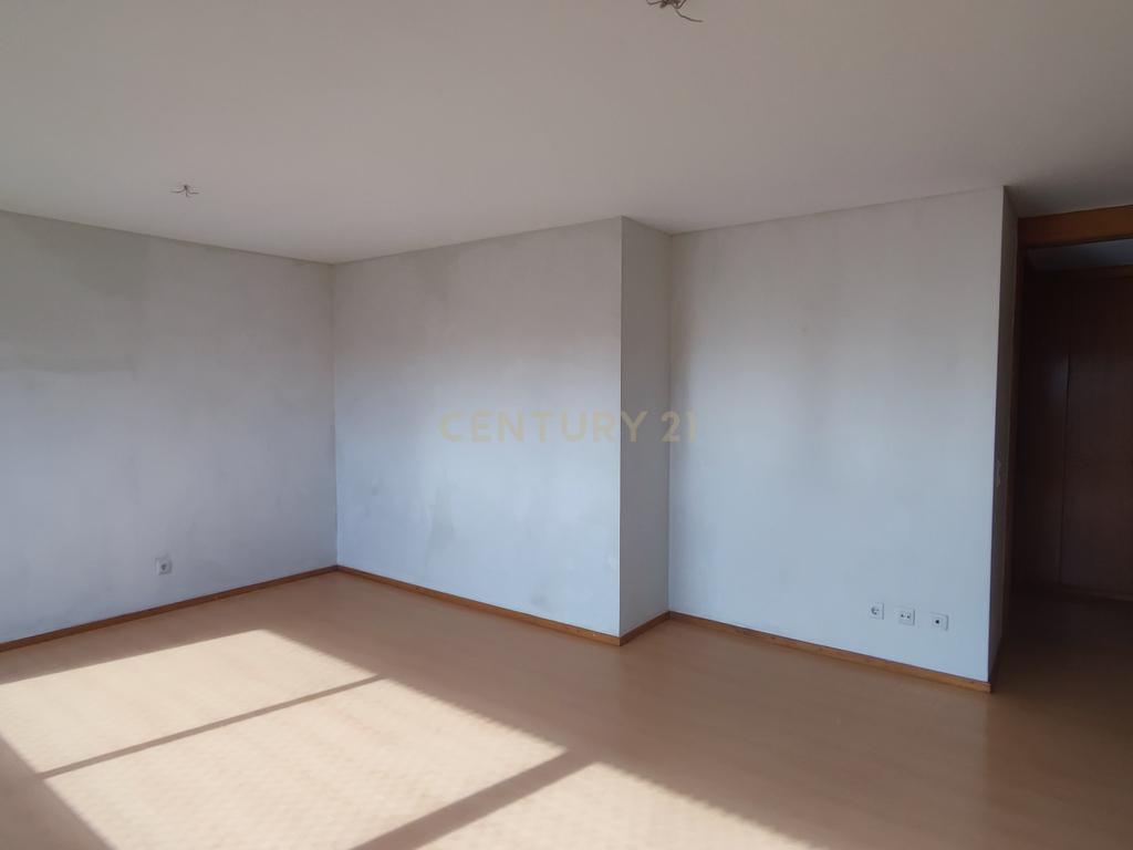 Apartamento T3 no Último Piso com Garagem – Moreira da Maia, Porto - Image 5
