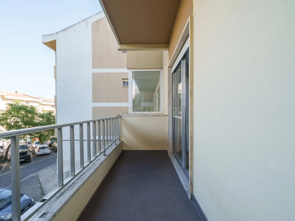 Apartamento T2 Renovado com Varanda e Arrecadação em São João da Talha - Image 11