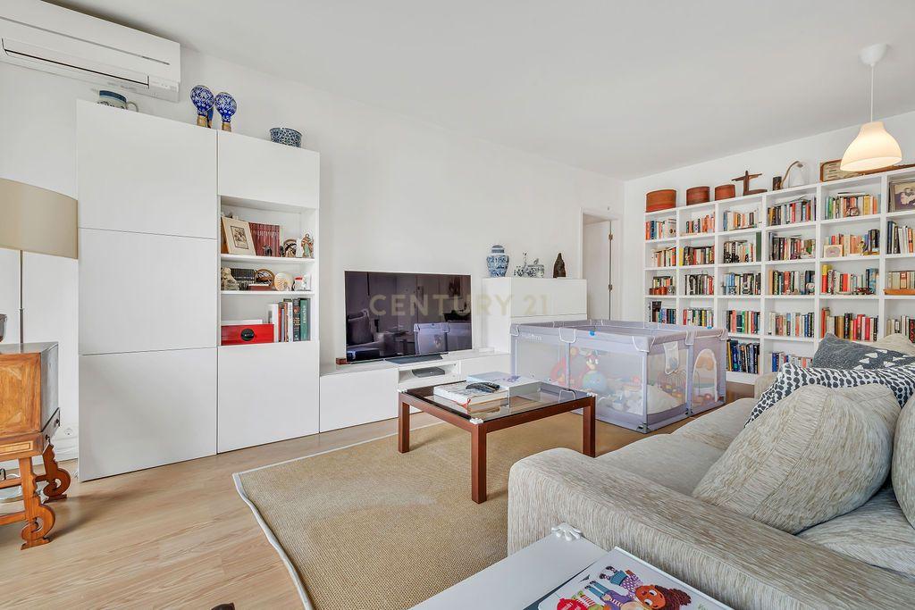 Apartamento T2 com Vista Panorâmica em Entrecampos - Image 9