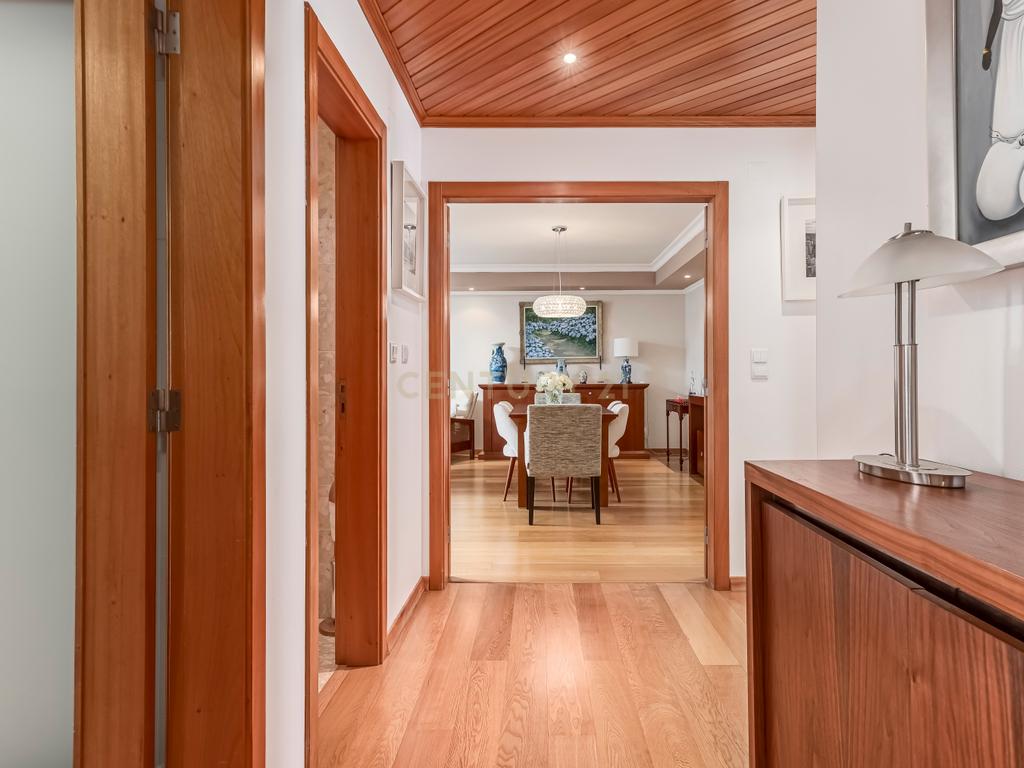 Apartamento T4 em Alfragide com Vista e Excelentes Acabamentos - Image 10
