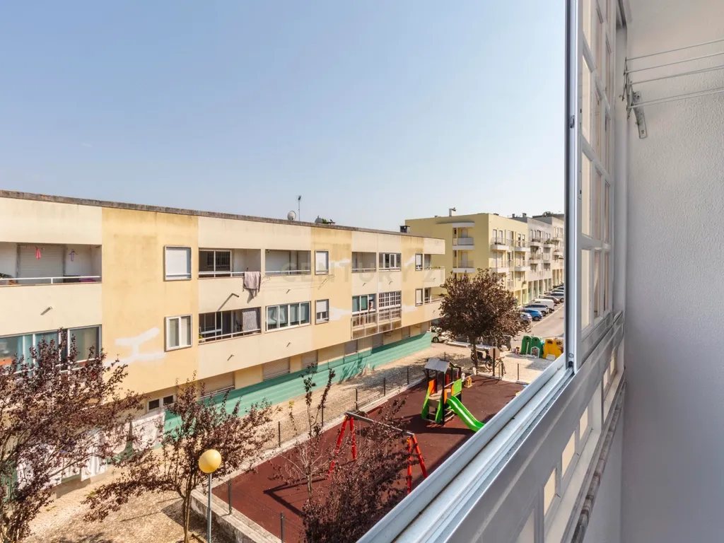 Espaçoso T3 na Sobreda com 2 Casas de Banho e Varandas - Image 48