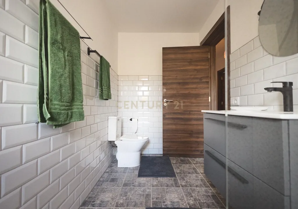 Acorde com vistas deslumbrantes sobre o oceano no seu rancho exclusivo de 8,4 hectares no Algarve, em Aljezur! Inclui uma casa principal ecoeficiente com certificação energética A, perto de praias de surf lendárias. Este é o seu refúgio costeiro definitivo — agarre esta oportunidade rara e agende hoje mesmo a sua visita! - Image 45