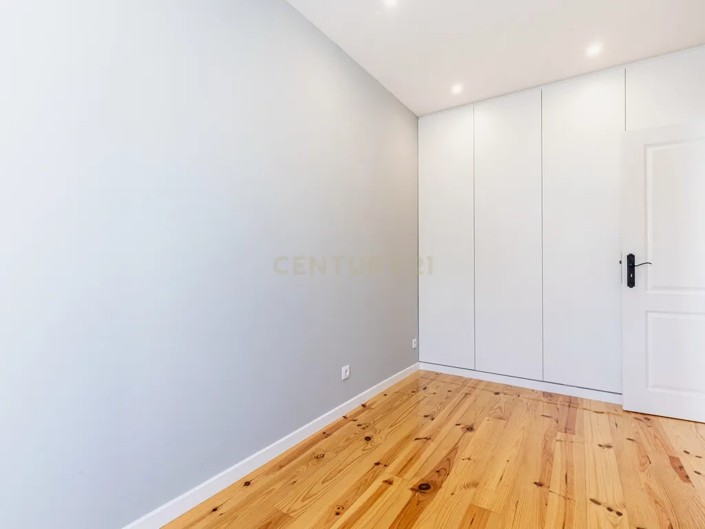 Excelente apartamento T3 Duplex, totalmente renovado, na Rua Angelina Vidal nº 32 – pronto a habitar! - Image 11