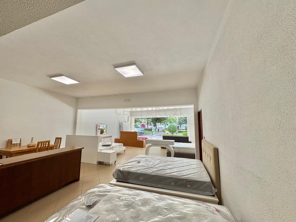 Loja com 250m2 no coração da cidade de Santo Tirso  - Image 2