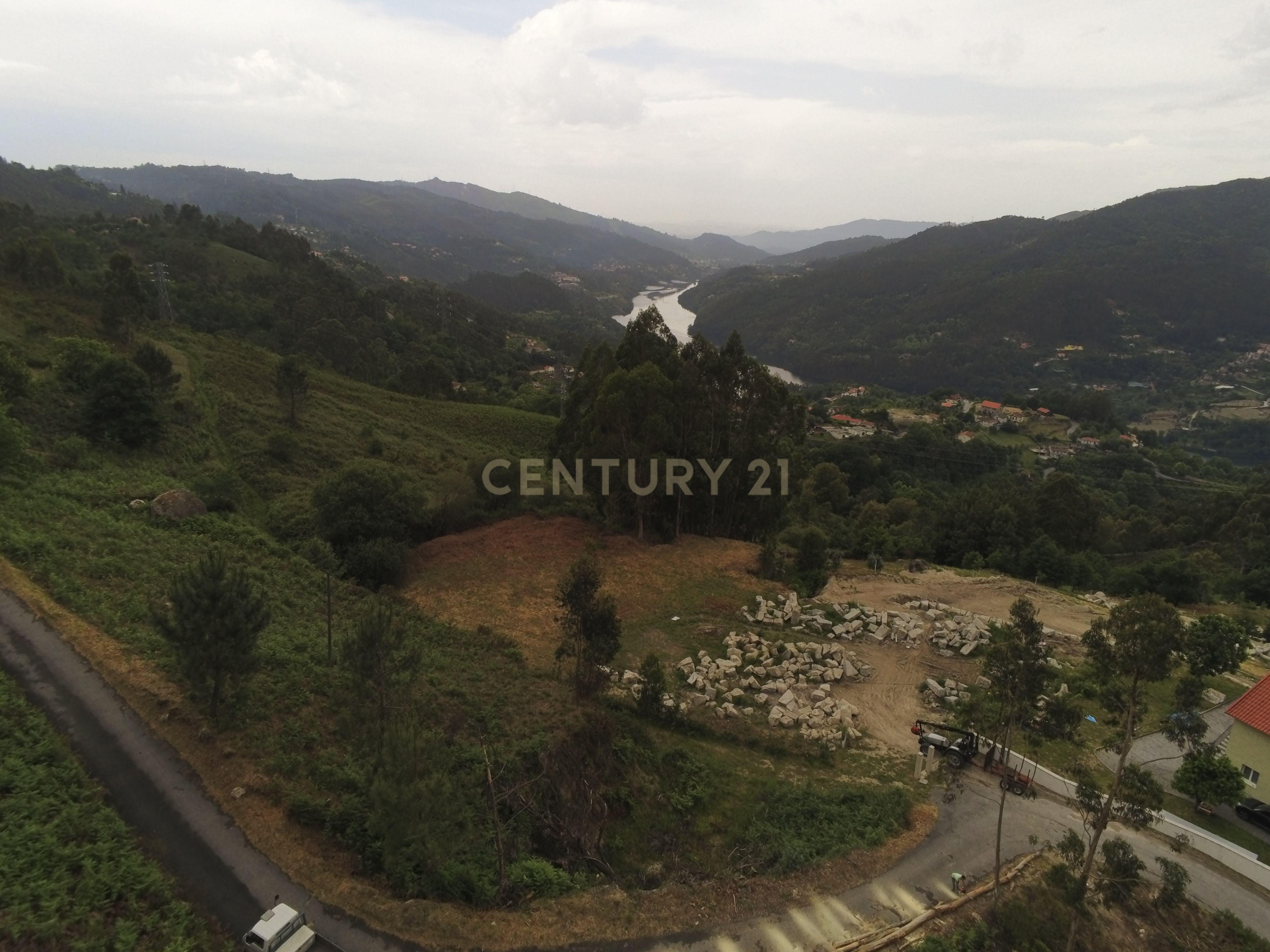 Fotografia 7 de Terreno Único com 2.500 m² e Vistas Deslumbrantes sobre o Rio – Gerês