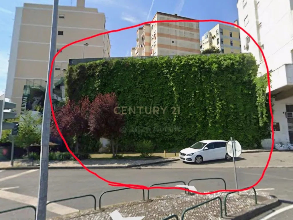 Terreno para Construção com Edificação Inacabada e Projeto Anteriormente Aprovado - Image 1
