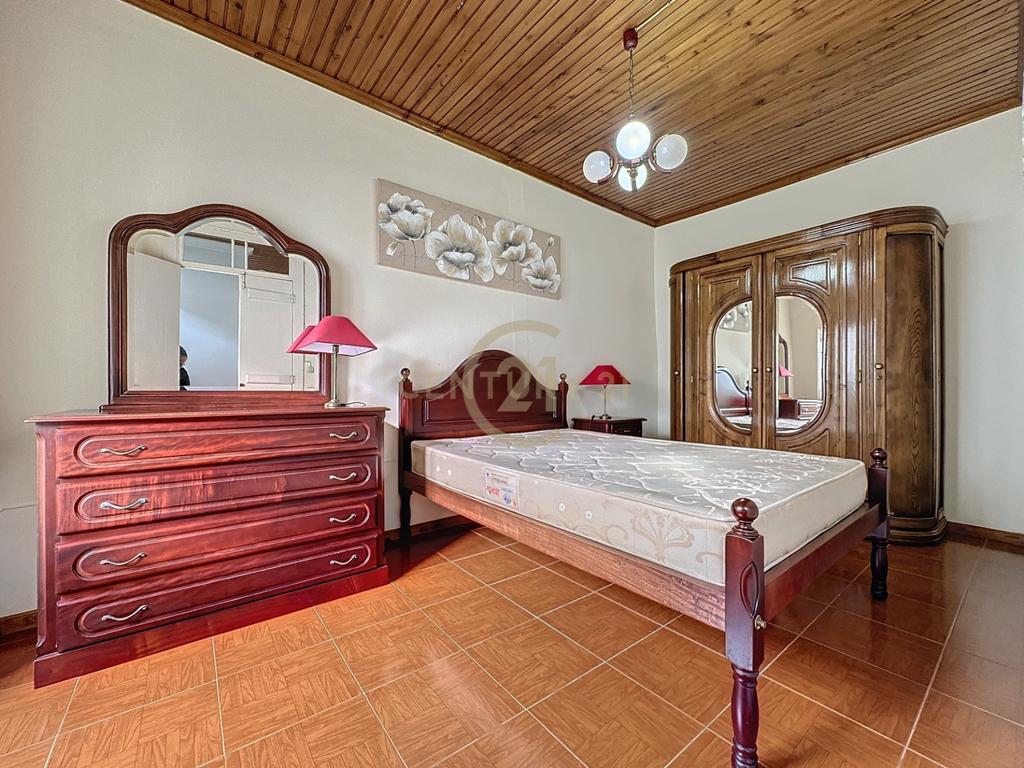 Casa T2 Típica e Acolhedora em São Sebastião, ideal para quem procura tranquilidade. - Image 4