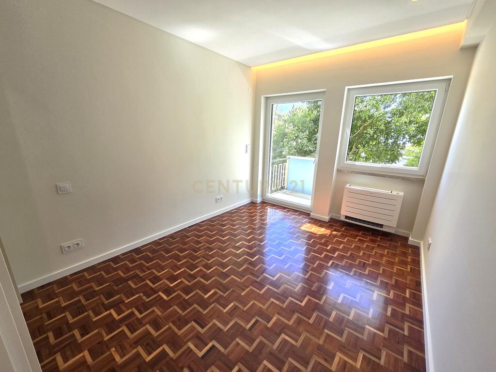 Apartamento T3 totalmente remodelado em Almada - Image 11