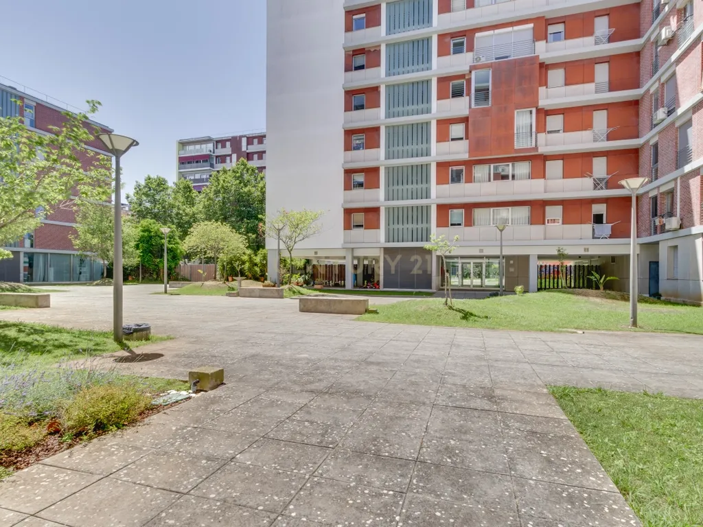 T1 Muito Espaçoso na Alta de Lisboa com Garagem e Arrecadação - Image 21