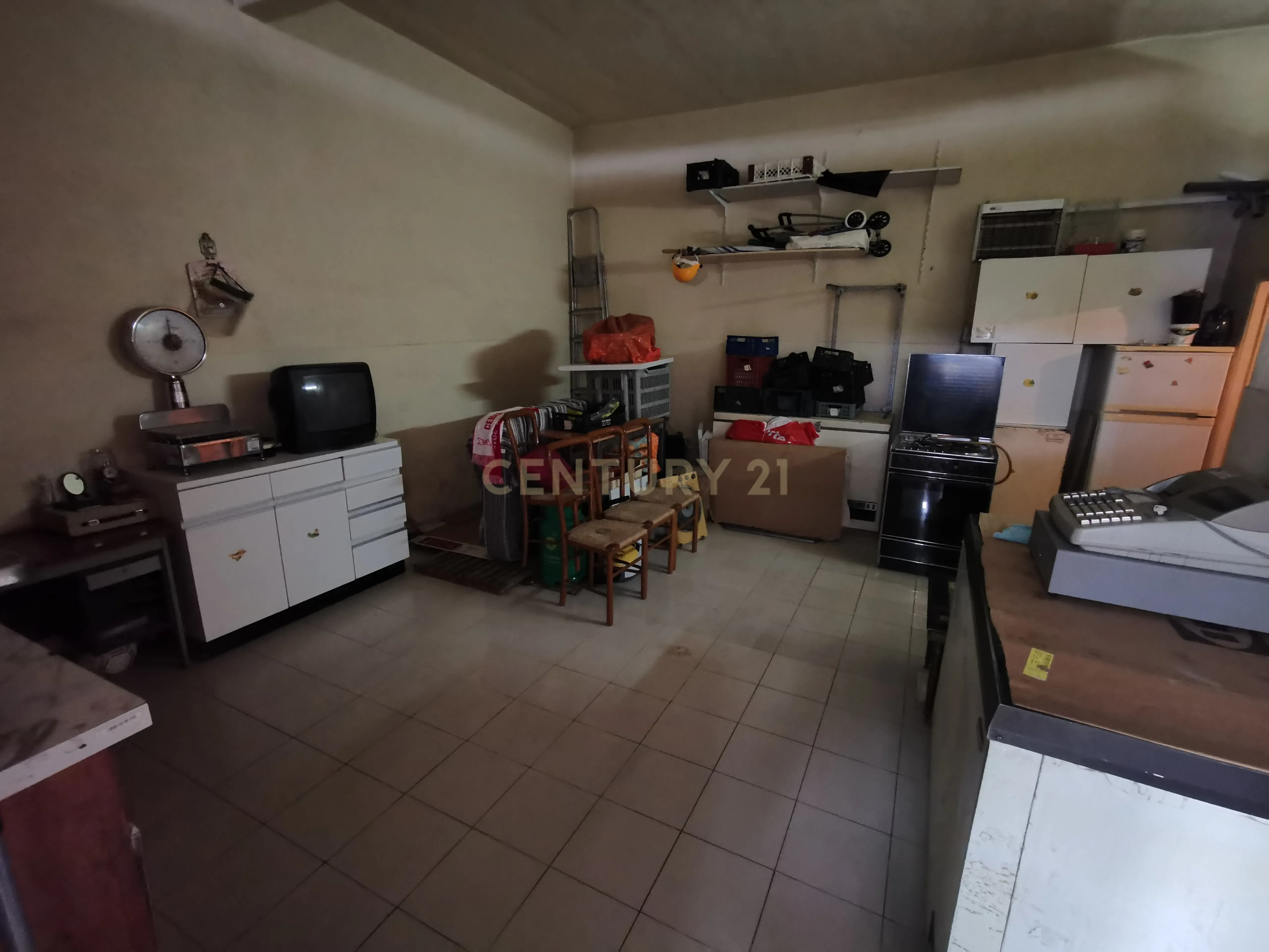 Fotografia 5 de Vende-se Loja , ou Garagem  ou outros ramos de Negócio- Cova da Piedade- Barrocas