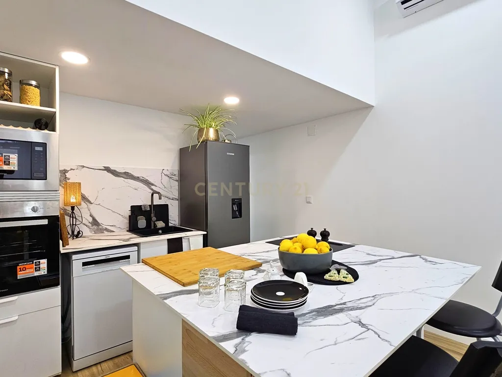 Encantadora Moradia Duplex T1 Totalmente Remodelada em Setúbal - Image 4