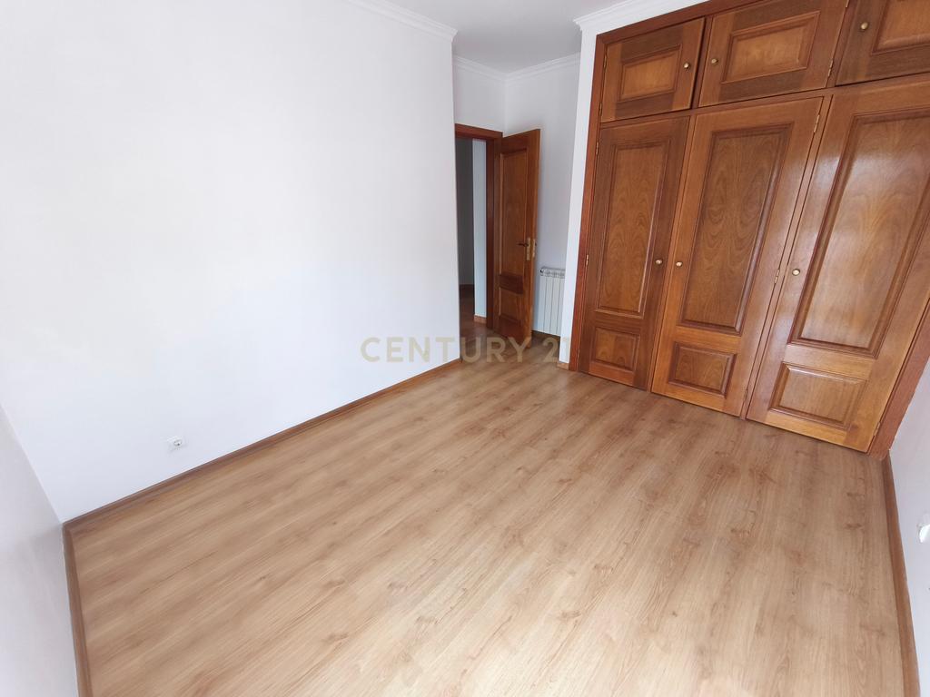 Apartamento T3 para arrendar com terraço de 200m² e garagem para dois carros — Lourinhã - Image 15
