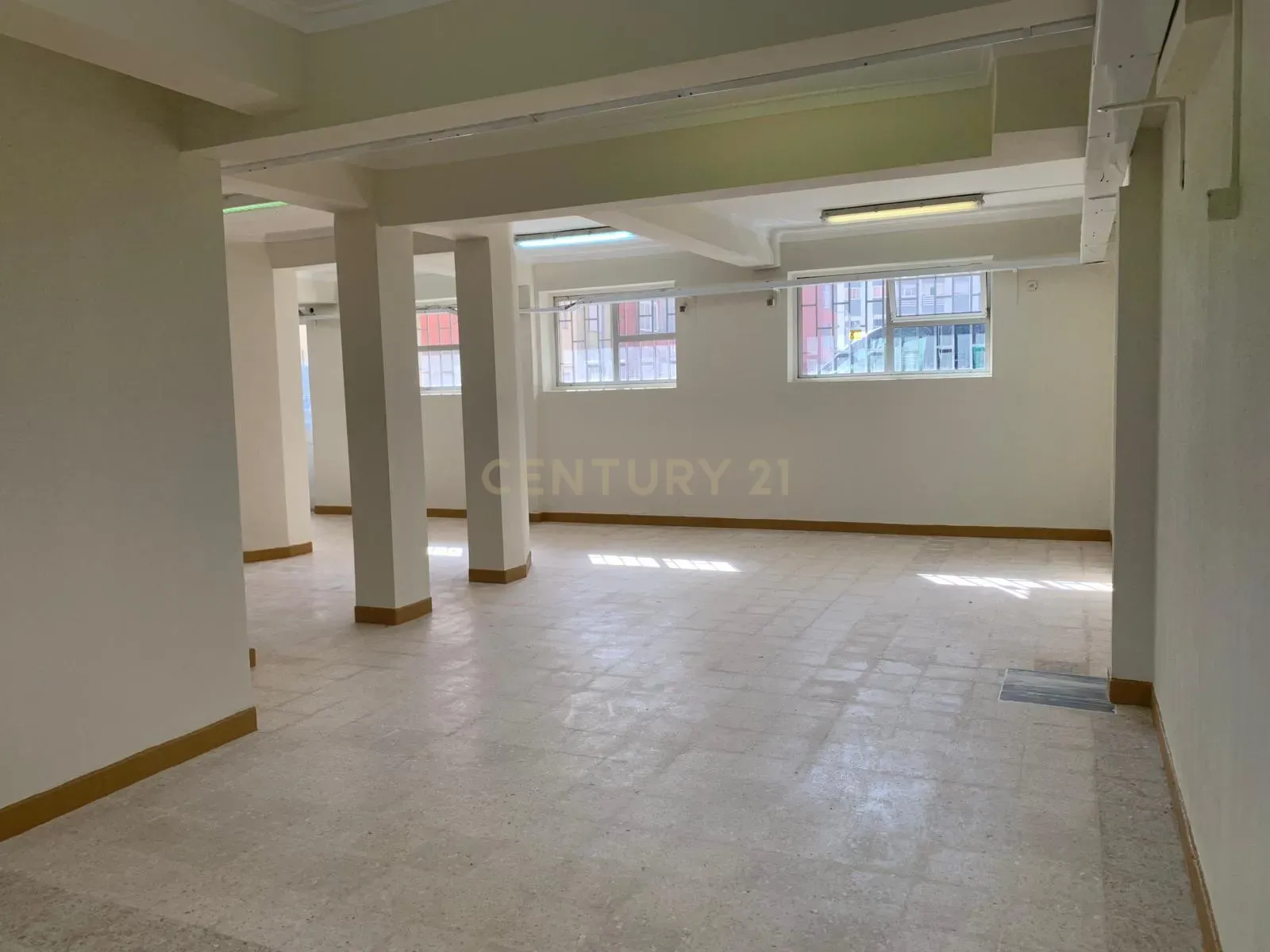 Fotografia 6 de Loja para arrendamento no Cacém