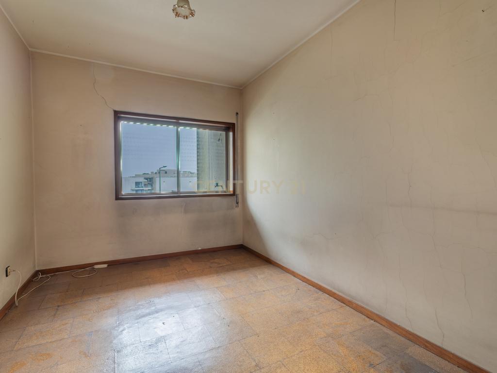Apartamento T1 em Braga, na União das freguesias de Maximinos, Sé e Cividade em Braga para recuperar - Oportunidade Única! - Image 15