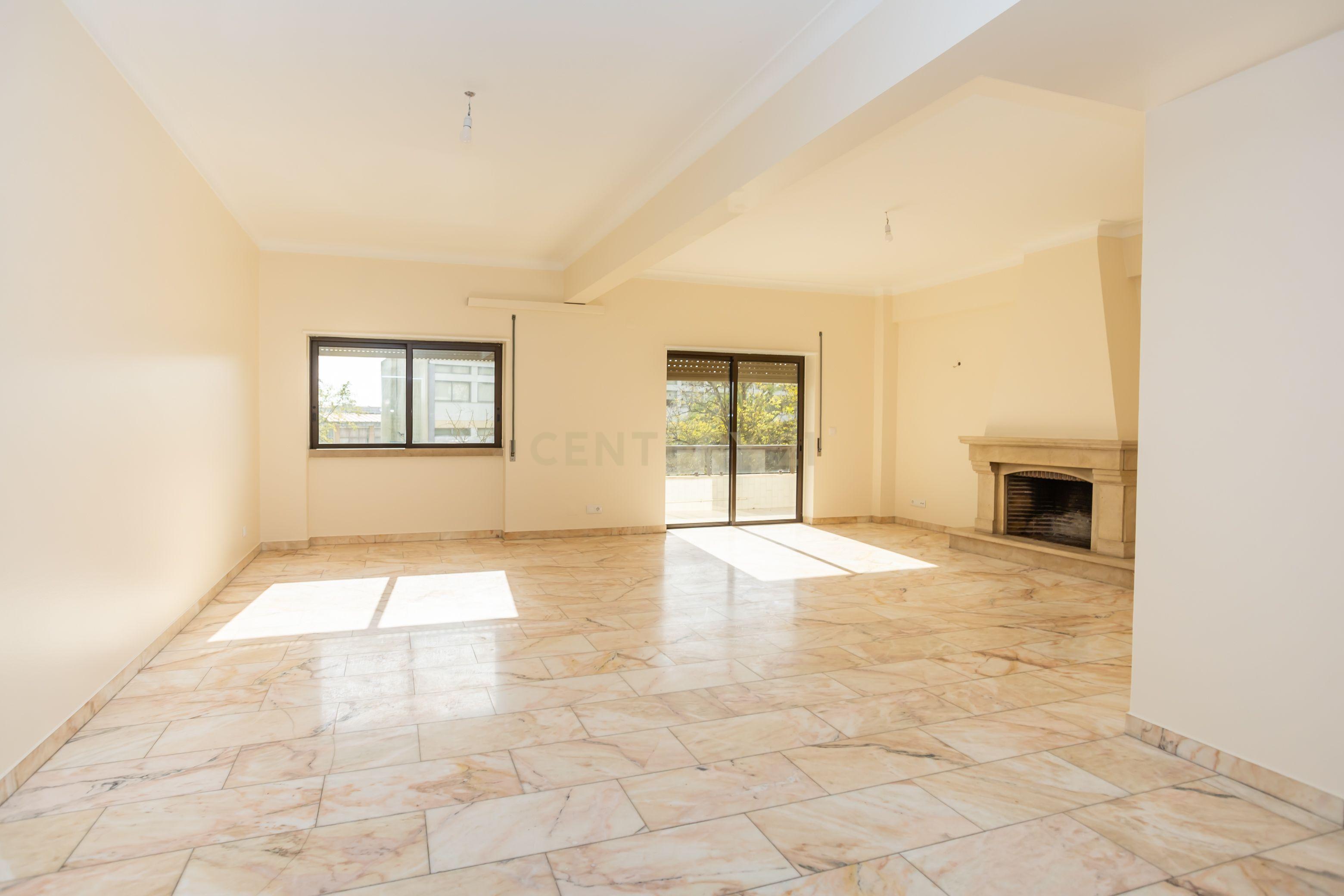 Apartamento T4, centro de Almada com terraço - Image 15
