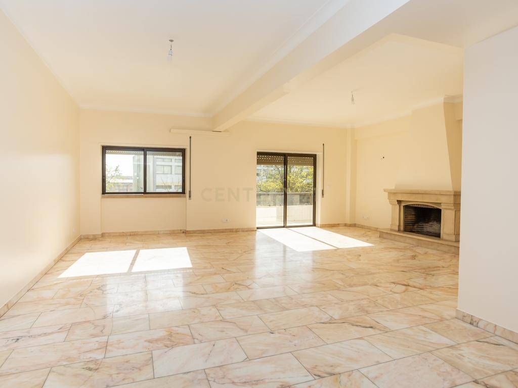 Apartamento T4, centro de Almada com terraço - Image 15