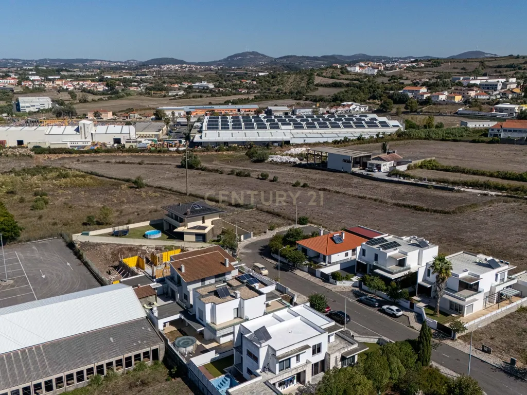 Moradia Isolada de Arquitetura Moderna com Piscina, Jardim e Garagem (Morelena /Pêro Pinheiro) - Image 69