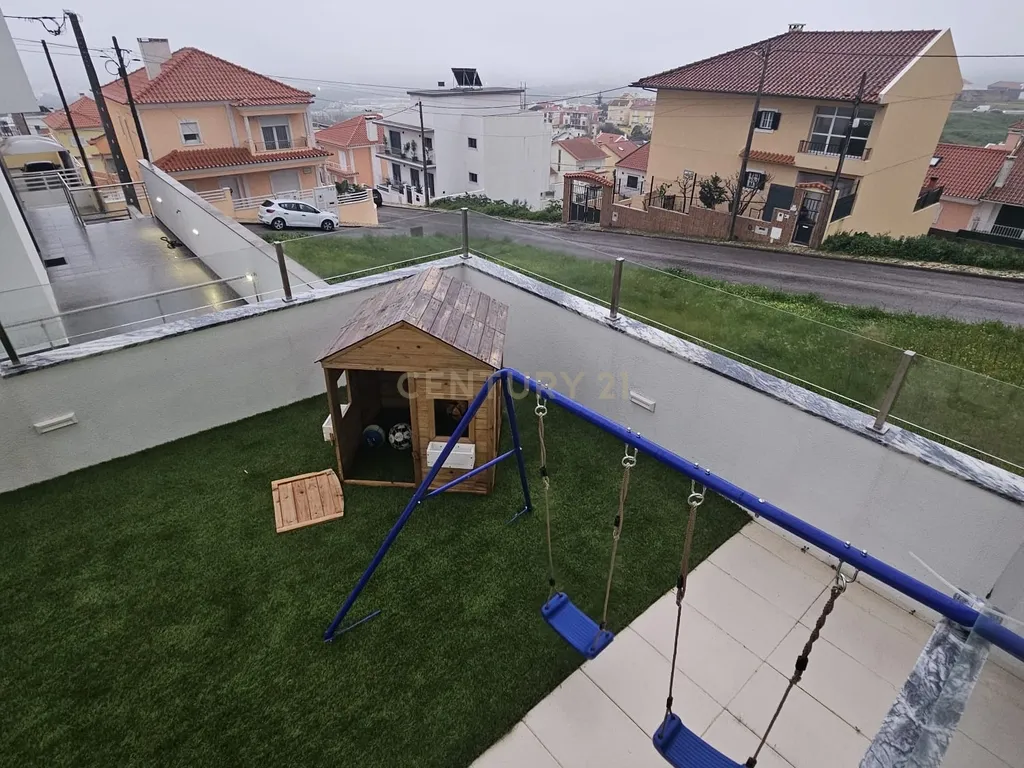 Moradia T4+1 de Luxo em Famões – Elegância, Conforto e Localização Premium - Image 17