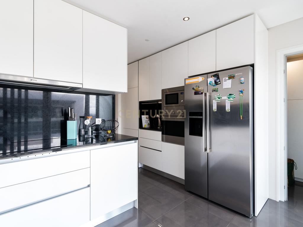 Luxuoso Apartamento T3 em Odivelas com Vista Panorâmica - Image 36