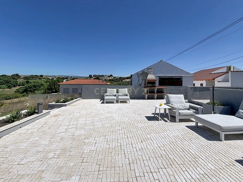 Moradia isolada com amplo terreno de 1.350 m², junto a Alcobaça - Image 5