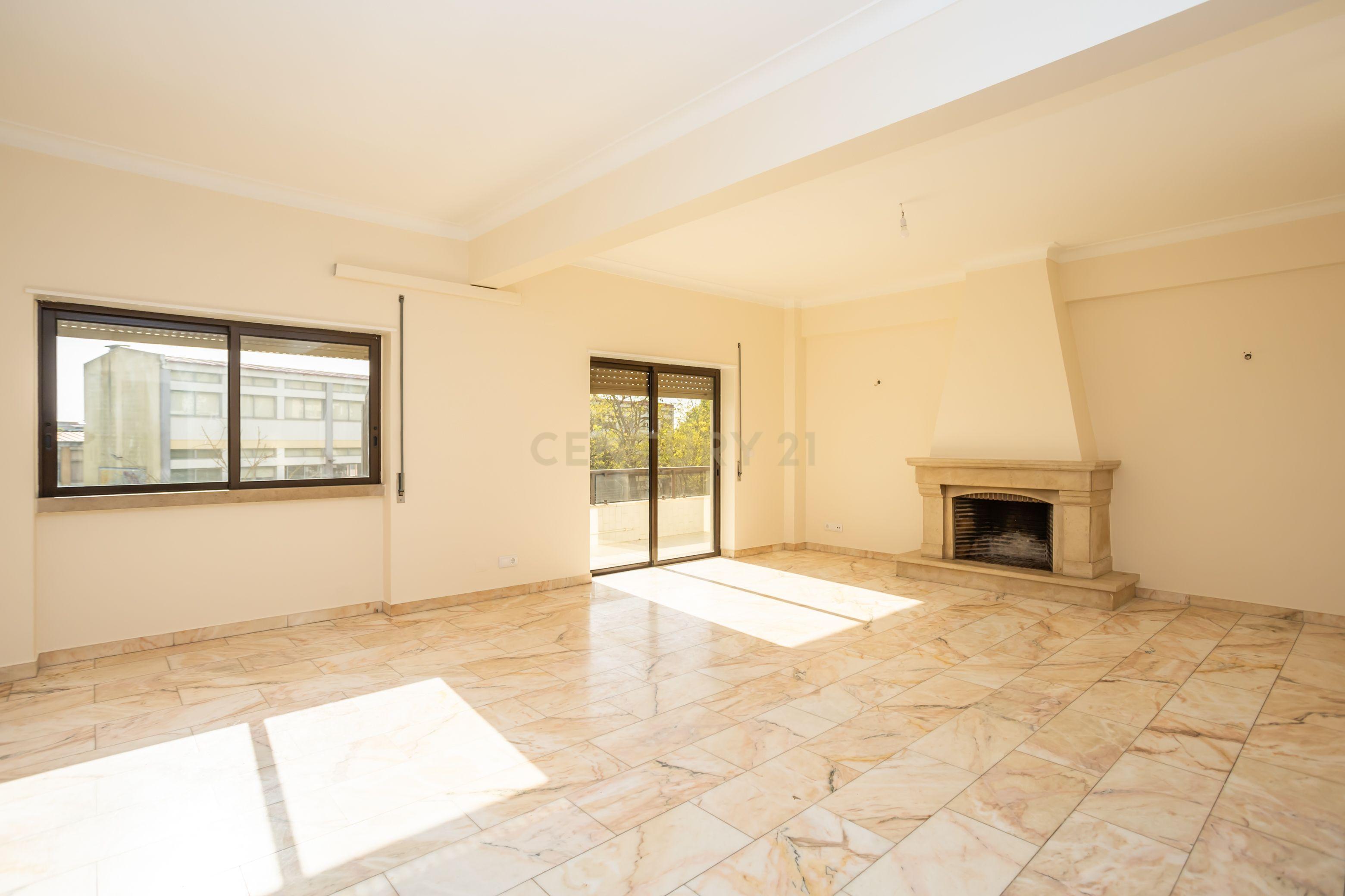 Apartamento T4, centro de Almada com terraço - Image 2