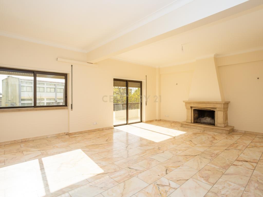 Apartamento T4, centro de Almada com terraço - Image 2