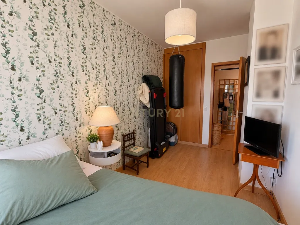 Apartamento T2 com Vista Fantástica sobre o Rio Tejo, Estacionamento e Arrecadação – Caparica, Almada - Image 11