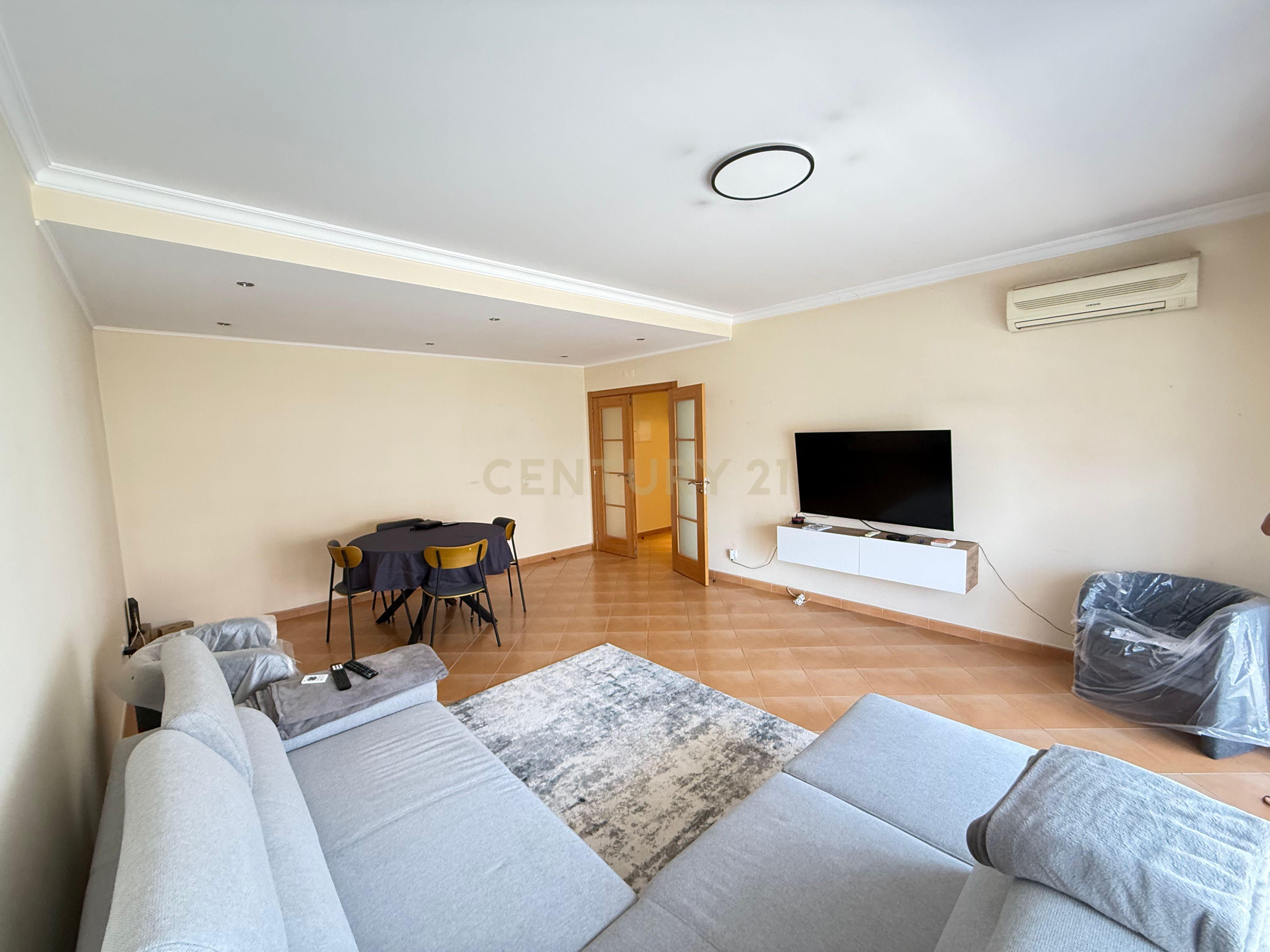 Fotografia 5 de Apartamento T2 Semi-Novo com Garagem em Armação de Pêra – Conforto, Modernidade e Excelente Localização
