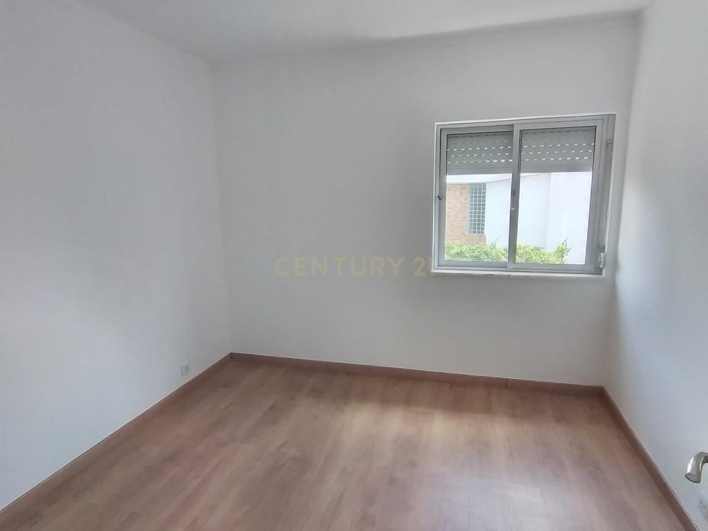 T2 Totalmente Renovado | Santa Iria da Azóia | 265.000 € - Image 9
