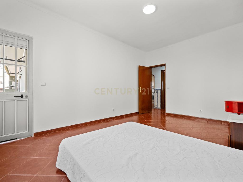 Apartamento T1 central com varanda em Baixa da Banheira - Image 13