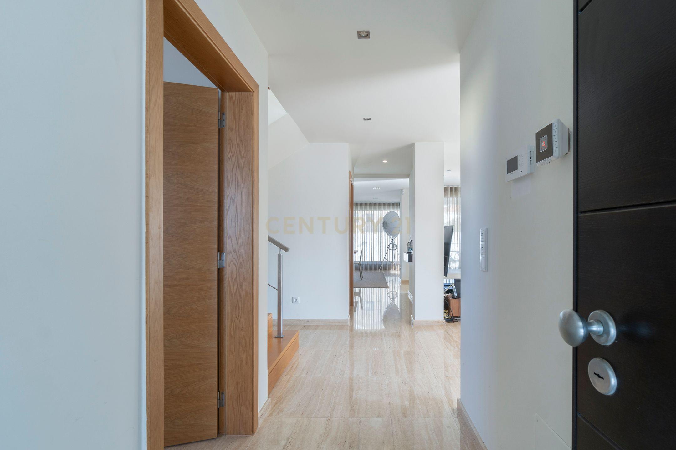 🏡 Luxo em Cada Detalhe: Moradia Exclusiva em Birre, Cascais - Image 52