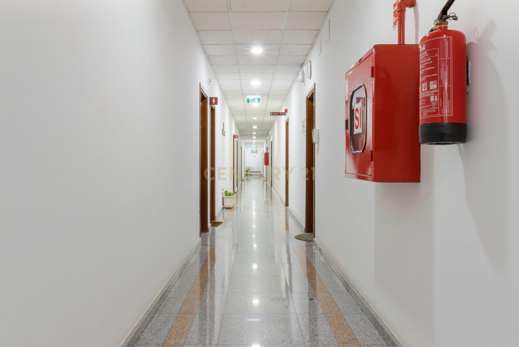 Escritório moderno com 5 Salas e 2 lugares de Parqueamento, junto ao Metro. Para Arrendar! - Image 22