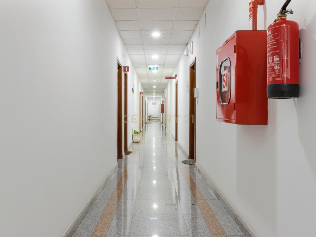 Escritório moderno com 5 Salas e 2 lugares de Parqueamento, junto ao Metro. Para Arrendar! - Image 22