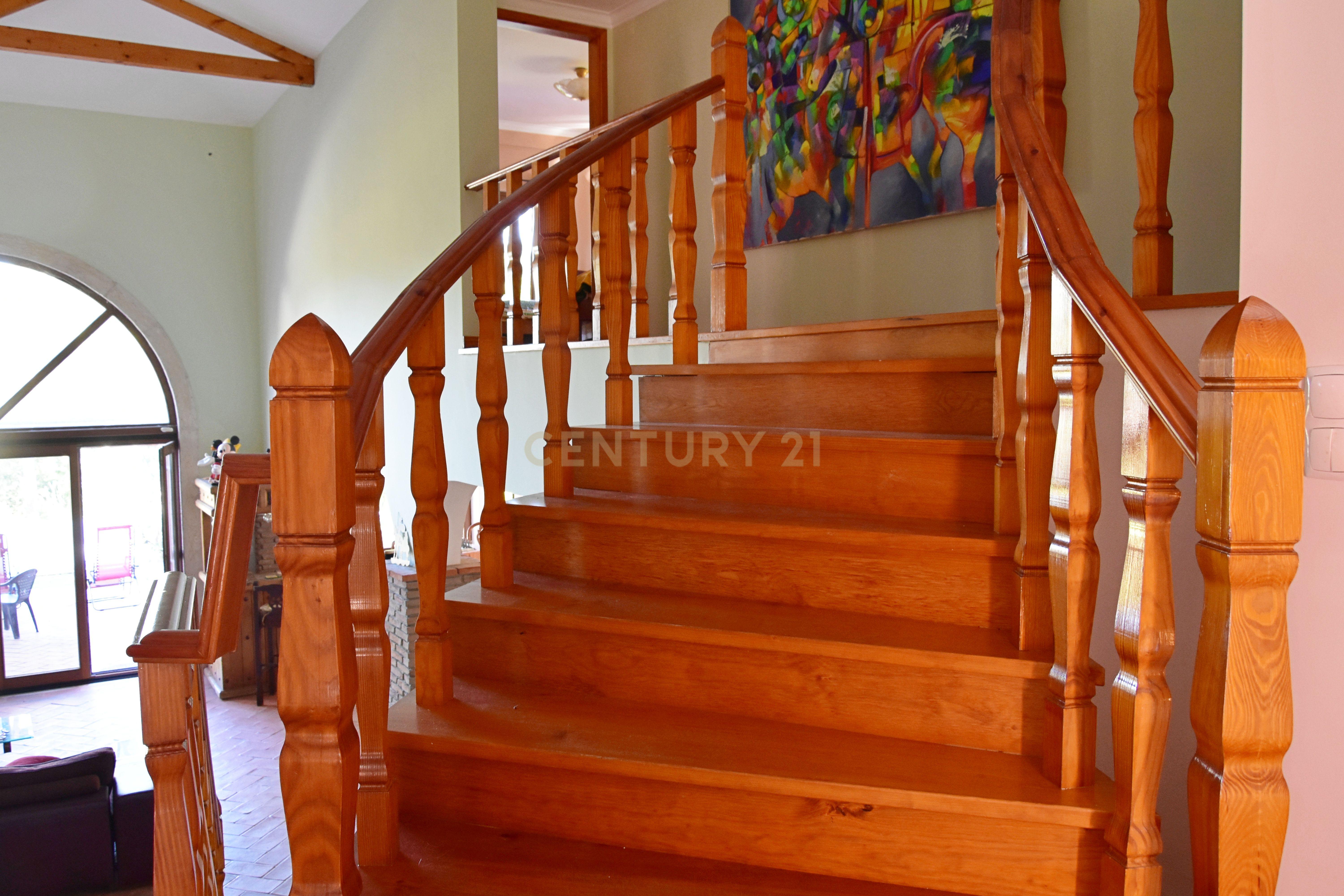 Moradia V5 Arquitetura Tradicional inserida na prestigiante Herdade da Aroeira. - Image 10