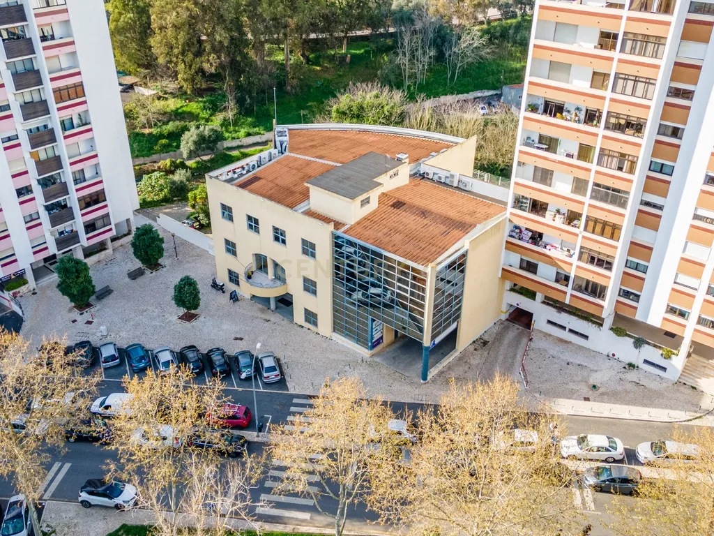 Edifício Comercial em Carnaxide - 5 Pisos - Image 4