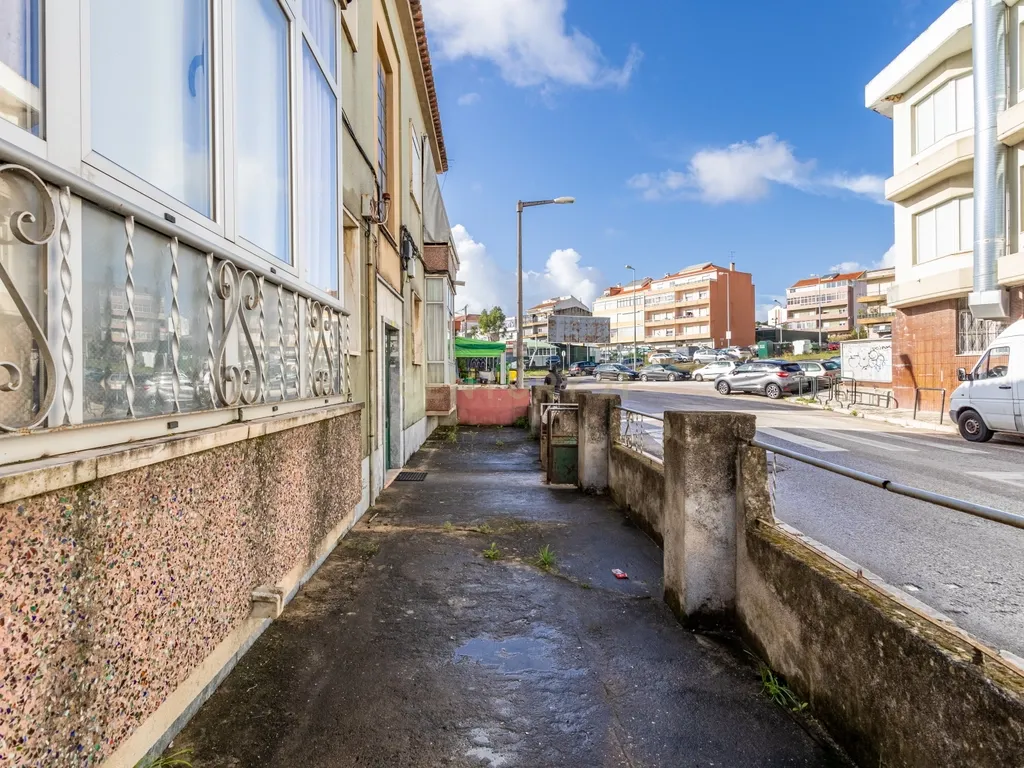 Prédio em Camarate para Investimento - Image 4