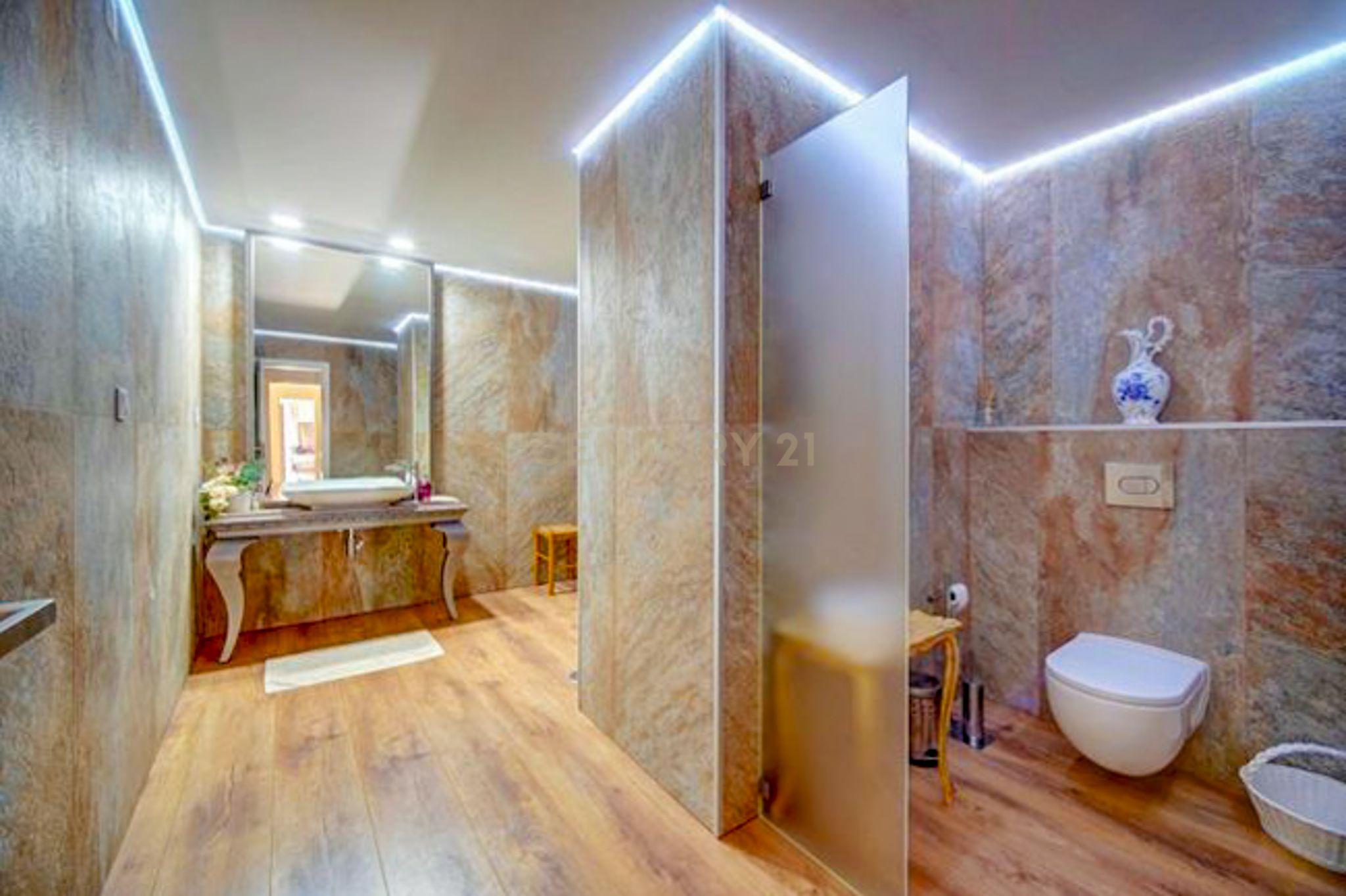 Apartamento T3+1 duplex com terraço no coração de Cascais - Image 31