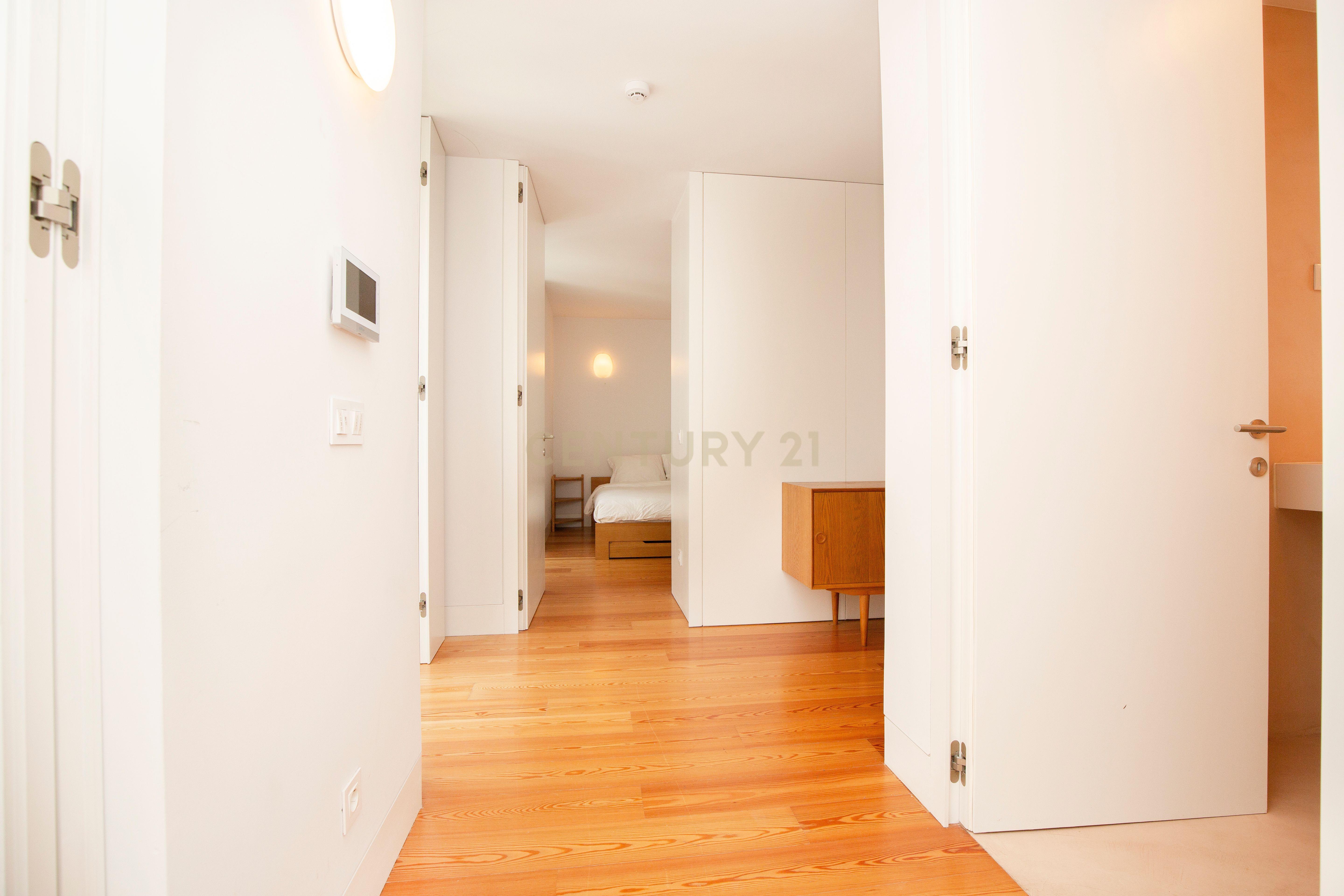 T2 Duplex de Luxo no CHIADO com Vista Rio e Licença de Alojamento Local - Image 12