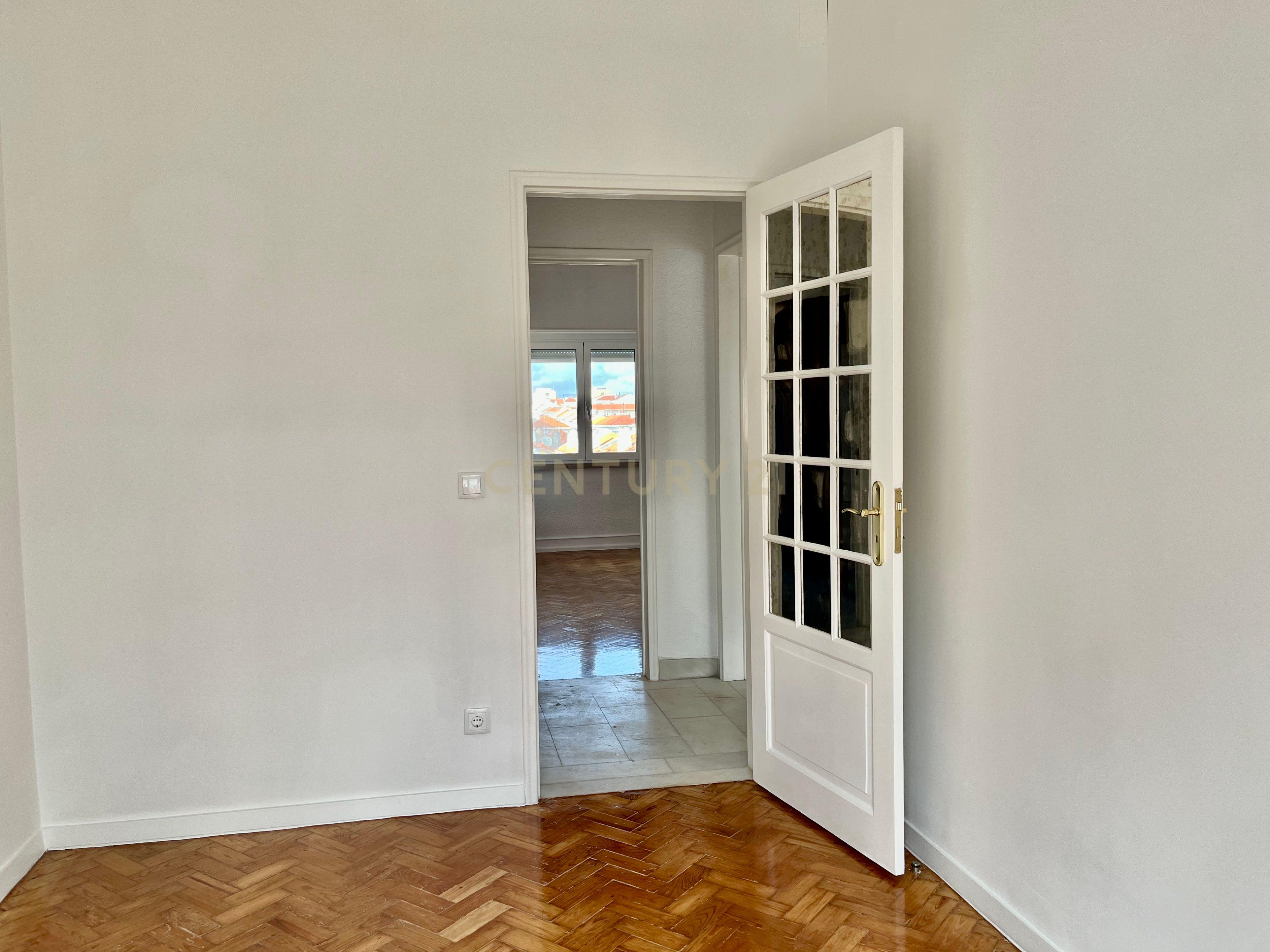 🏡 Arrenda-se Apartamento T4 em Alvalade – Remodelado | Com Garagem + 1 Estacionamento 🚗 - Image 17