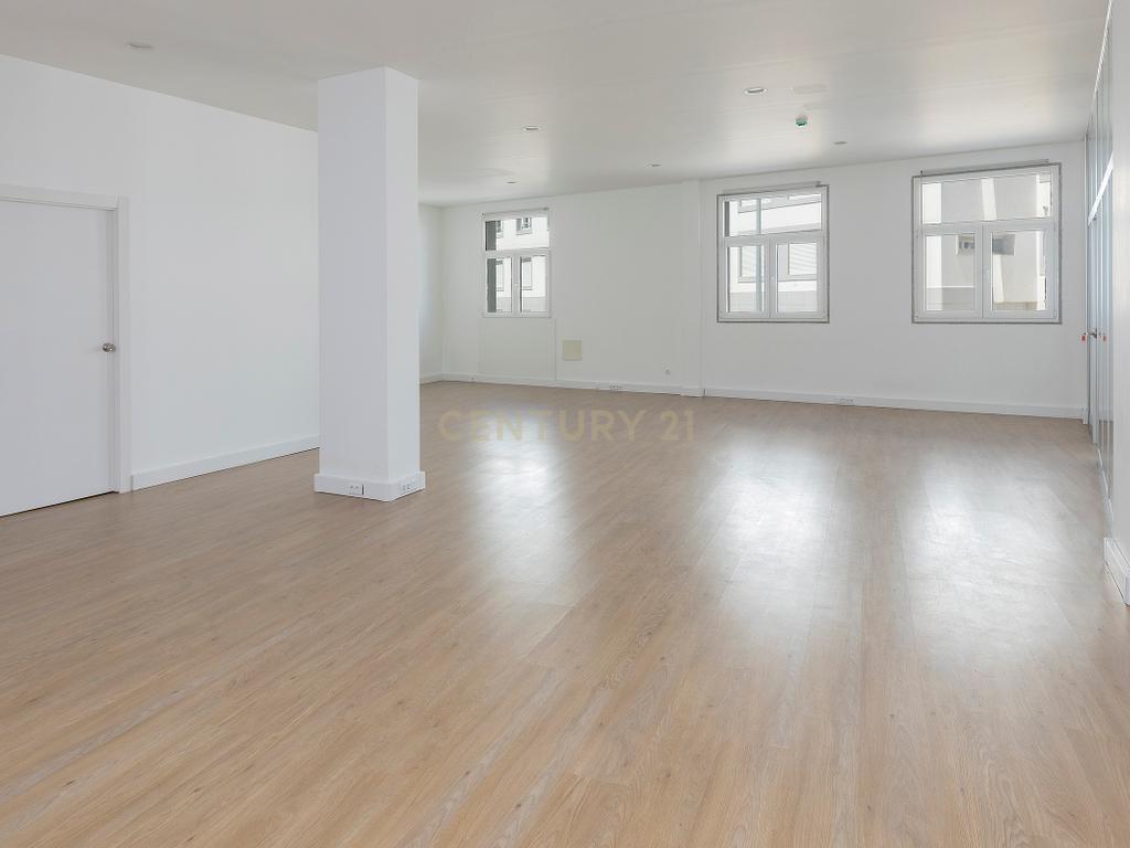 Espaço Comercial junto a Estação de Benfica. - Image 2