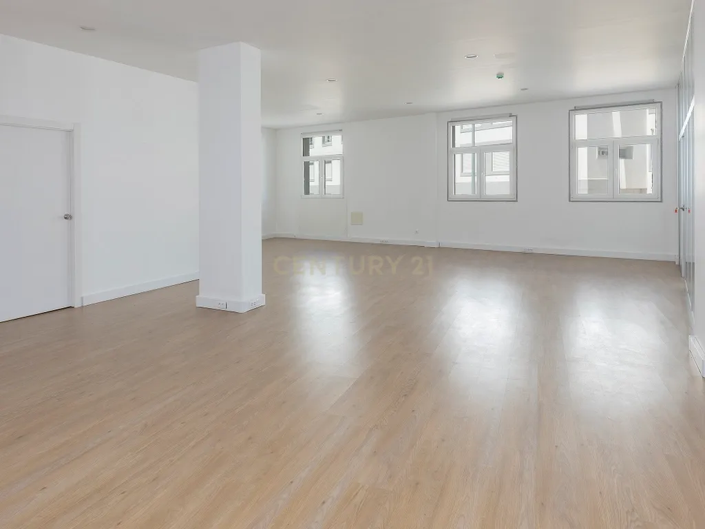 Espaço Comercial junto a Estação de Benfica. - Image 2