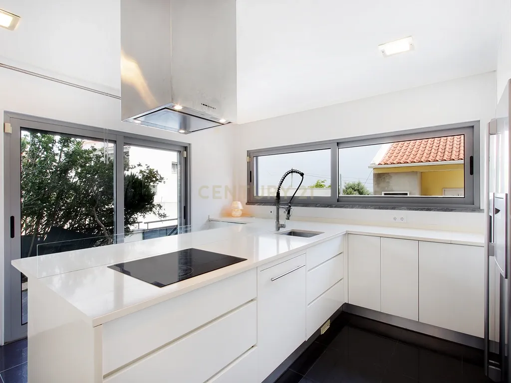 Moradia Isolada T4 Moderna com Piscina Privada, Jardim e Garagem Ampla na Pontinha - Image 14