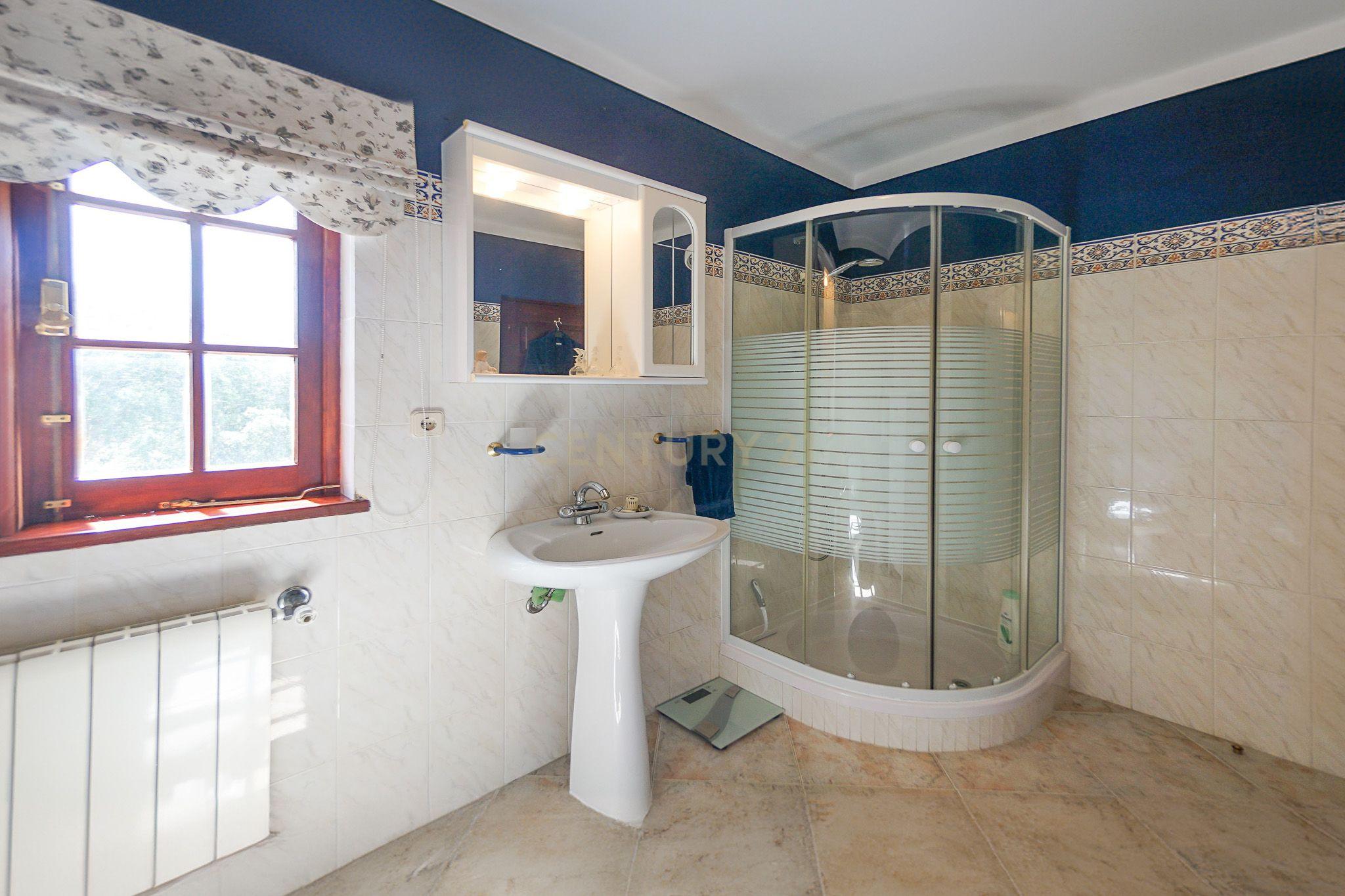 Moradia T5 com piscina, terraços, sauna,adega,arrúmos, jardim,garagens e vistas panorâmicas numa localização sossegada - Image 37